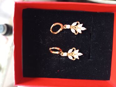 Çantalar: Zərif qadın sırğaları – qızılı rəngdə, zərif asma dizayn. - Material — 6