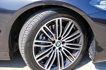 mini cooper satilir: BMW 5 Series sedan – qara metalik rəng, dinamiki və zərif dizayn — 8