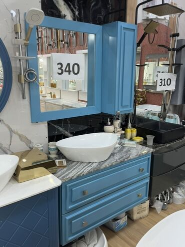 hamam seti: Mavi rəngli, tək lavabolu hamam dolabı dəsti. Dəstə iki çekməcəli əsas