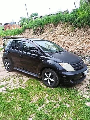 Toyota Ist: 2003 г., 1.5 л, Кол менен иштөөчү, Бензин, Хетчбек — 2