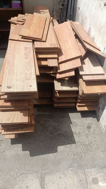 laminat parket qiymətləri: Laminatdi ustunde şurup yerleri var deqiq bilmirem nece kvadratdi ama lalafo.az -da laminat parket qiymətləri: Laminatdi ustunde şurup yerleri var deqiq bilmirem nece kvadratdi ama