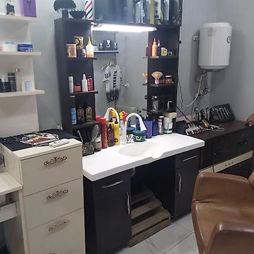 Salon, tibbi mebel dəsti: Bərbərxana avadanlıqları dəsti - Bərbər masası: İki tərəfli rəfli — 2