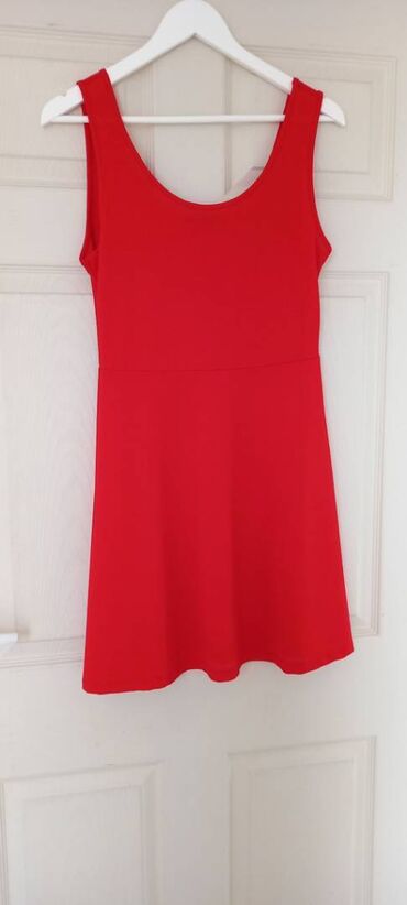 haljina s perjem: Crvena DeFacto haljina, potpuno nova klasičnog A-kroja na široke