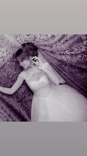 Свадебные платья и аксессуары: Продаю свадебное платье Цвет белый Размер 40-44 Очень пышное