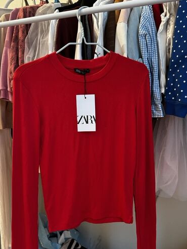 женские черные майки: Красная женская футболка с длинным рукавом от Zara. Модель имеет