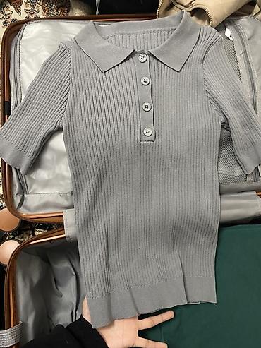 Другая женская одежда: Продаю вещи каждая вещь стоит 500 сом кроме серой футболки черной — 3