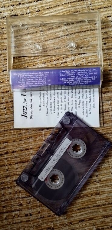 Kasete, CD i DVD: 4 originalne kasete Elton John (Very Best + Reg Strikes Back) — 10