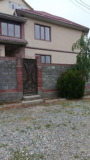 Продажа коттеджей и домов: Двухэтажный дом с огороженным участком и коваными воротами угловое — 1