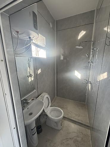 studio apartment: Комната с 3 односпальными кроватями и отдельным санузлом - Формат — 4