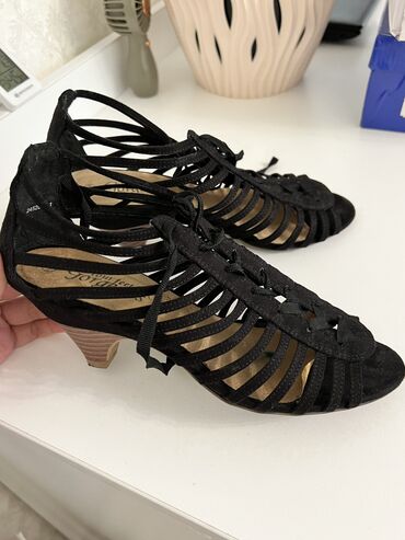женские обуви: Босоножки,очень красивые и удобные,размер 37.8й микрорайон,в идеальном