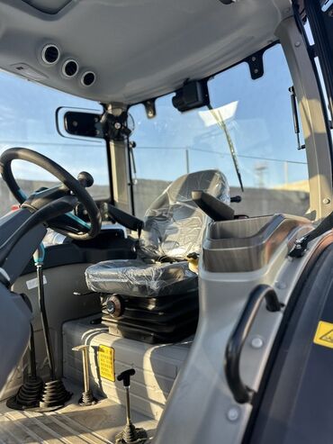 Traktorlar: Yeni RD1004 modeli traktor. Mavi və ağ rənglərdə, kabinli və müasir — 4