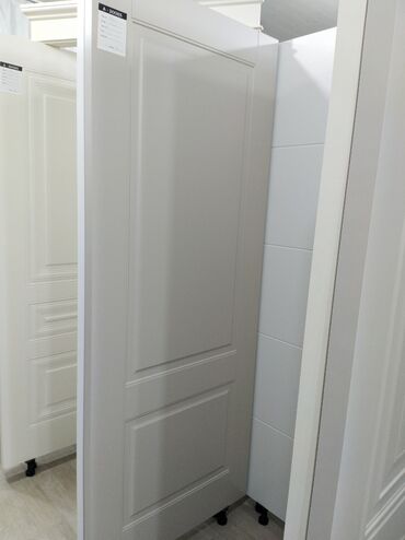 Otaq qapıları: Ağ rəngdə, klassik dizaynda daxili qapı. İki panelli dizaynı ilə sadə