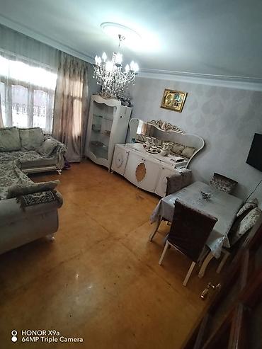 Qonaq otağı dəstləri: Mebel dəsti – klassik üslub Qonaq otağı: - Açıq krem rəngli vitrin — 1