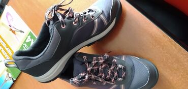 Кроссовки и спортивная обувь: Термо кроссовки,не промокаемые ( новые) фирмы OUECHUA waterproof