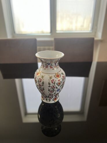 Boşqablar: Bir vaza, Farfor