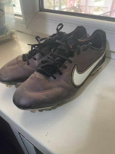 продаю в связи с переездом: Бутсы Nike со шнуровкой, выполненные в темно-коричневом цвете с белыми