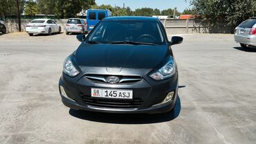 мошина ош: Черный седан Hyundai Accent с элегантным дизайном, черными литыми