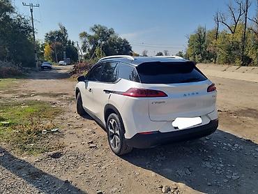 GAC: Электромобиль кроссовер GAC Aion V plus (белый, контрастная чёрная — 4