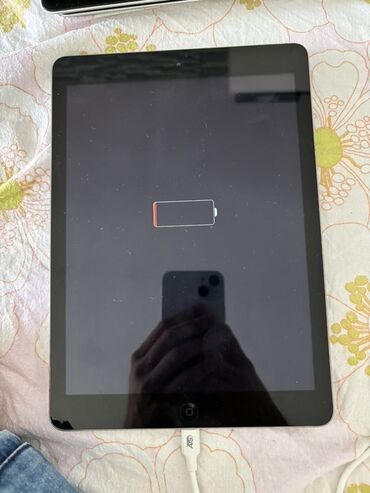 Tableti: Na prodaju ipad za delove  Imaju iCloud  Cena 20€ komad  Broj telefona — 23
