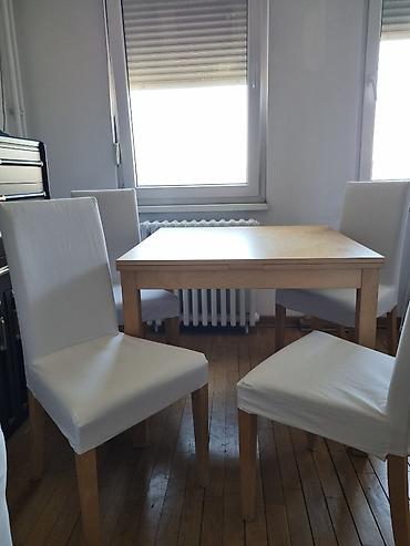 forma ideale ugaone komode: Ikea drveni sto na rasklapanje i četiri stolice. Dimenzije stola: kad — 1