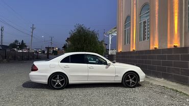 реле на мерс: Элегантный седан Mercedes-Benz E-класса в белом цвете. Автомобиль