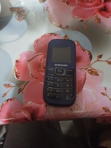 tərəzi daşları: Samsung GT1200, Düyməli