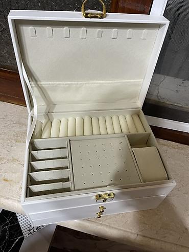 Gözəllik və sağlamlıq: Ağ rəngli çoxşöbəli zinət əşyaları qutusu - Material: xarici hissə — 2
