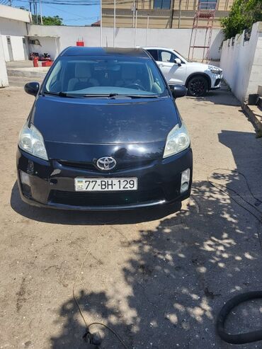 pirus 30 kuza: Toyota Prius: 1.8 l | 2011 il Sedan