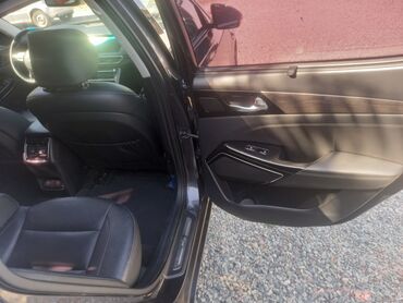 скупка авто в любом состоянии: Элегантный седан Kia K8, представленный в черном цвете, предлагает