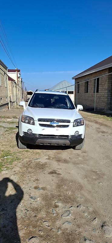 spoyler: Chevrolet Captiva – ağ rəngli, 5 qapılı SUV Xarici: - Ağ kuzov, qara — 1