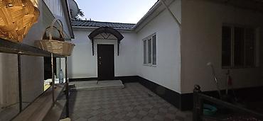 пл: Дом с двором и садом - Один этаж, светлый фасад, пластиковые окна. - — 2