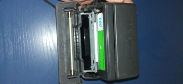 rengli foto: Polaroid ani çəkiliş kamerası. Klassik dizaynlı, qara rəngdədir. Asan