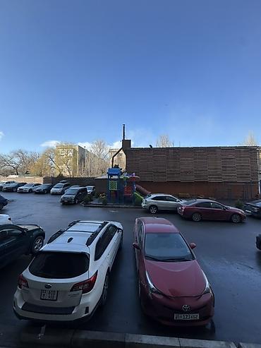 Паркинги: Парковочное место во дворе современного жилого комплекса. - Открытая — 7