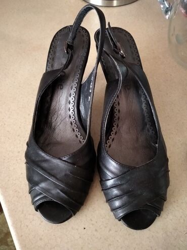 обувь футбол: Продаю кожаные, очень удобные босоножки 36р., надела один раз