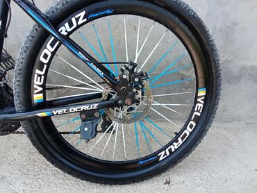 İdman velosipedləri: VELOCRUZ markalı, dağ velosipedi. Qara rəngli çərçivəyə və göy-qara
