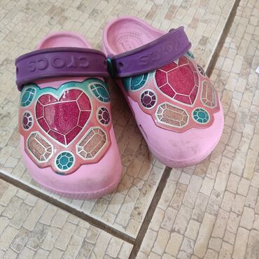кроксы крокс crocs: Детские сандалии Crocs розового цвета, украшенные яркими вставками в