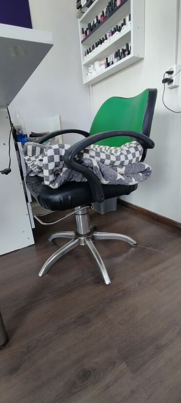 парикмахерская кресла: Продаю парикмахерские кресла . 2 шт. в плачевном состоянии. нужен