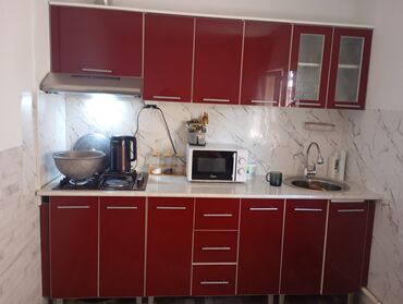 обув полка: Кухонный гарнитур, выполненный в ярко-красном цвете, представляет
