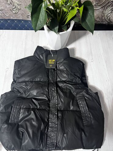 Демисезонные куртки: Продаю новую укороченную безрукавку,размер L-XL. Цена 1000с . Район