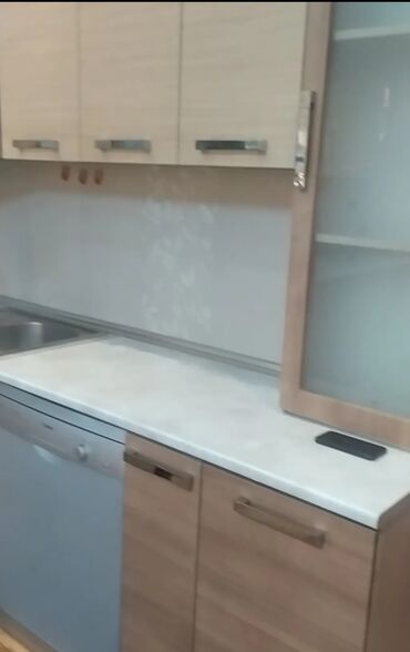 Komodlar: Mətbəx mebeli 5 metr yaxşı veziyededir sökülüb hazır bir iki yerinde