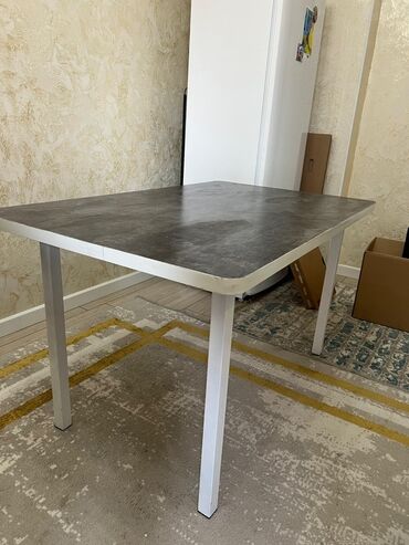 столы разных размеров: Стол обеденный прямоугольный с эффектом бетонной столешницы. -