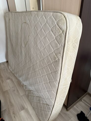 надувные матрасы размеры и цены: Старый тяжелый матрас пружинный двуспальный, кремовый чехол с