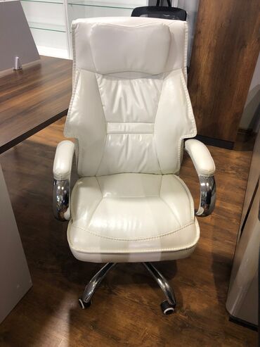 Ofis və oyun kresloları: Yeni, Təkərli, Qolları tənzimlənmir, Dəri — 10