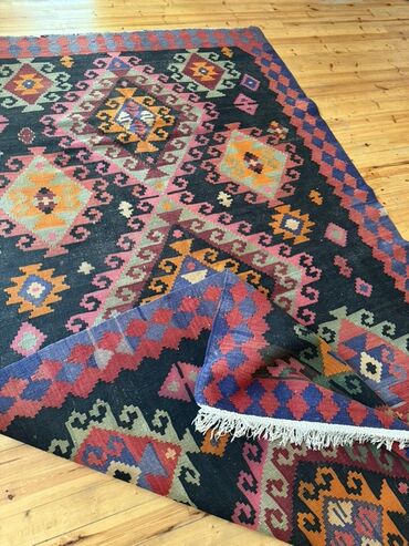 Старинные ковры: Bu vintage kilim xalça əl ilə toxunmuşdur və 1961-ci ilə aiddir. Qara