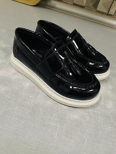 qara mokasinlər: Uşaq loafer ayaqqabıları - Rəng: parlaq qara üst, ağ altlıq - Model — 1