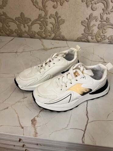 волейболный кросовка: Белые кроссовки из экокожи с контрастными вставками. - Дизайн