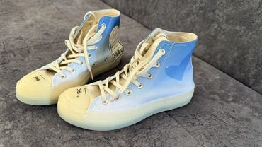 ремень безапасности: Высокие кеды Converse с градиентным окрасом от голубого до белого