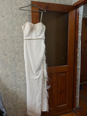 Toy paltarları və aksesuarları: Zərif ağ ziyafət/nikah donu - Model: Uzun, bədənə oturan siluet - Üst