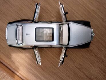 Figurice i makete: Nov metalni model automobila Rols Rojs Fantom. Pale mu se prednja i — 9