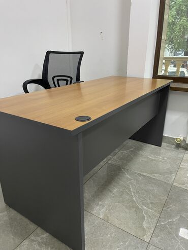 офисные столы: Комплект стол и стулья Офисный, Б/у